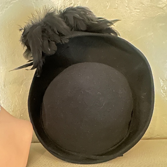 STUNNING 19409s\' BLACK FELT HAT WITH INDENTED BRIM AND BLACK FEATHER SPRAY main image 6